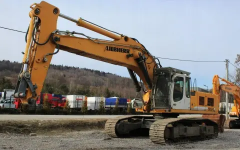 Potężna koparka Liebherr 954, ważąca 50 ton, gotowa do pracy na placu budowy.