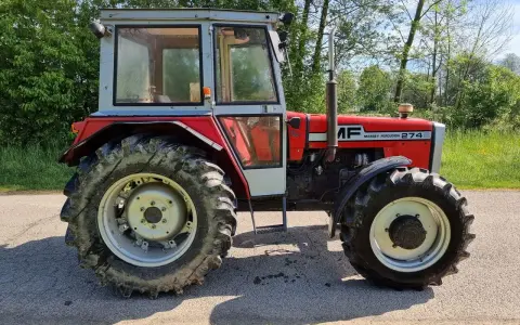 Czerwony traktor Massey Ferguson 274S, widok z boku. Poznaj mf 274 dane techniczne tego solidnego sprzętu rolniczego.