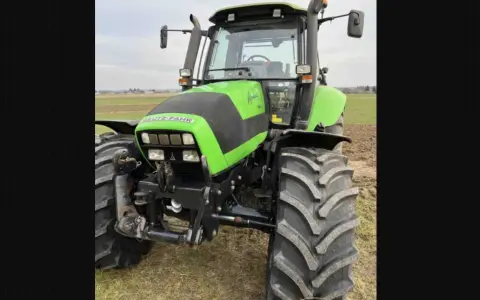 Zielony traktor Deutz-Fahr Agrotron 150, gotowy do pracy na polu. Poznaj jego deutz-fahr agrotron 150 dane techniczne.
