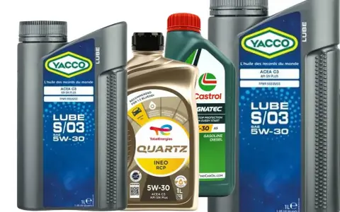 Butelki oleju silnikowego Yacco Lube S/03 5W-30, TotalEnergies Quartz INEO RCP 5W-30 i Castrol Magnatec 5W-30, wszystkie z normą ACEA C3.