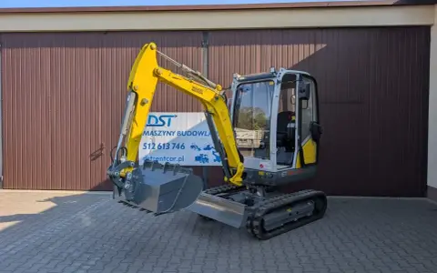 Żółta minikoparka Wacker Neuson. Dowiedz się, ile kosztuje godzina pracy minikoparki, wynajmując ją w DST Maszyny Budowlane.