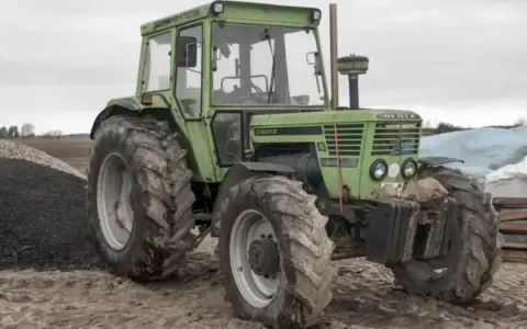 Zielony ciągnik Deutz, może być traktowany jako ciągnik bez prawa rejestracji, co to znaczy? To maszyna rolnicza, nie do ruchu po drogach publicznych.