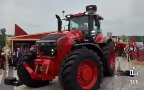 Czerwony traktor Fendt 1050, potężna maszyna rolnicza. Poznaj jego imponujące fendt 1050 dane techniczne.