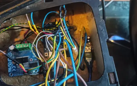 Układ elektroniczny z przewodami, potencjalnie do projektu jak zrobić EHR do ciągnika. Widać płytkę drukowaną i złącza.
