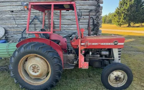 Czerwony ciągnik Massey Ferguson 3065, gotowy do pracy. Poznaj jego massey ferguson 3065 dane techniczne i możliwości.