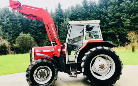 Czerwony ciągnik Massey Ferguson 390T z ładowaczem czołowym, gotowy do pracy. Poznaj jego massey ferguson 390t dane techniczne.