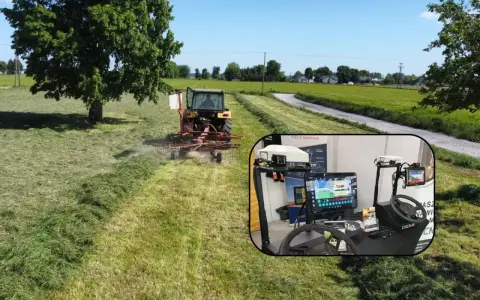 Tractor pracujący na polu, a w rogu symulator do rolnictwa precyzyjnego.