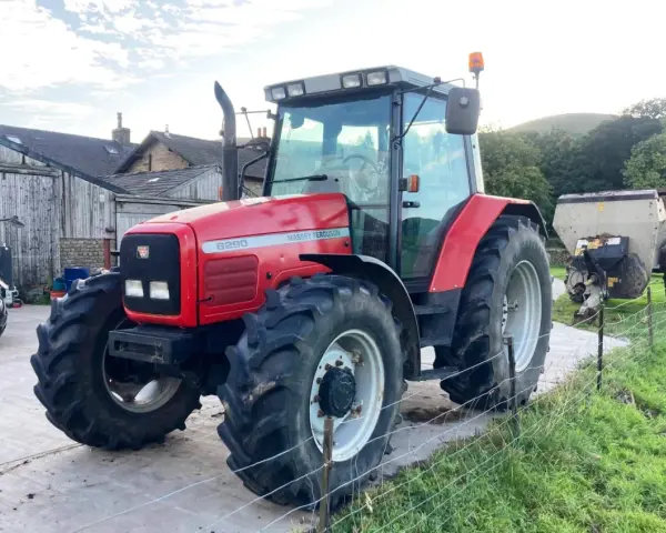 Czerwony Massey Ferguson 6290 gotowy do pracy. Dane techniczne tego ciągnika są imponujące, co widać po jego solidnej budowie.