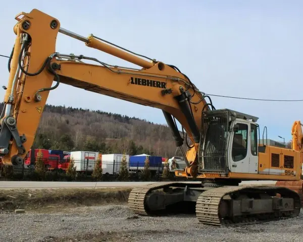Potężna koparka Liebherr 954, ważąca 50 ton, gotowa do pracy na placu budowy.