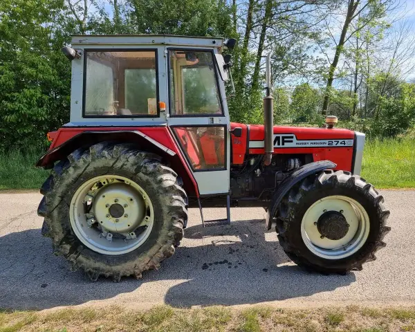 Czerwony traktor Massey Ferguson 274S, widok z boku. Poznaj mf 274 dane techniczne tego solidnego sprzętu rolniczego.