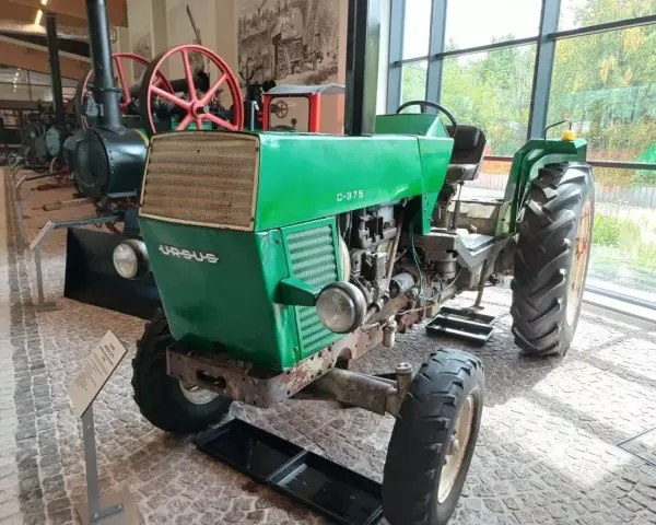 Zielony Ursus C-375, jeden z prototypów, prezentowany w muzeum.