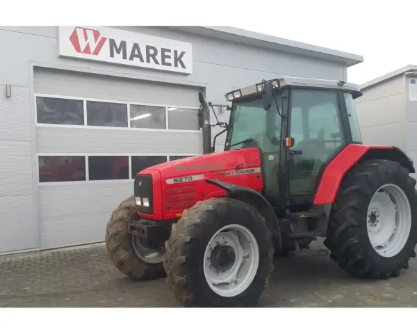 Czerwony traktor Massey Ferguson 6270, gotowy do pracy. Dane techniczne dostępne wkrótce.