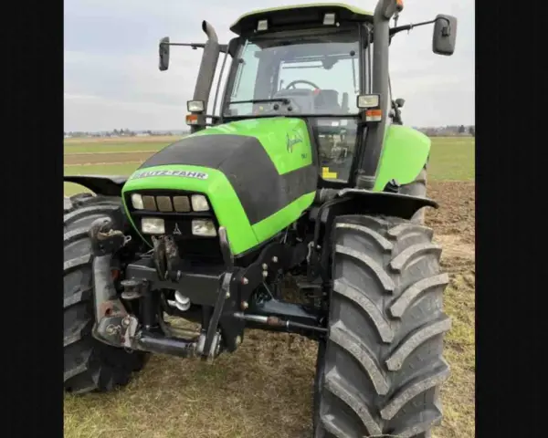 Zielony traktor Deutz-Fahr Agrotron 150, gotowy do pracy na polu. Poznaj jego deutz-fahr agrotron 150 dane techniczne.