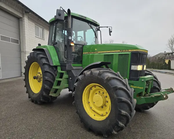 Zielony traktor John Deere 7600, gotowy do pracy. Dane techniczne tego modelu to potęga i niezawodność.