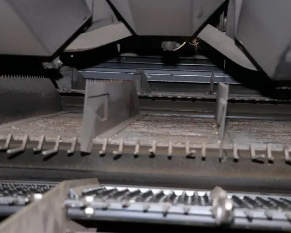Wnętrze kombajnu z widocznym elementem roboczym, przypominającym ząbkowany rotor.
