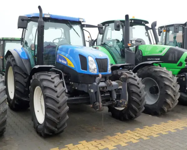 Rząd nowoczesnych traktorów: niebieski New Holland, zielony Deutz-Fahr i żółty Claas. Zastanawiasz się, ile motogodzin to dużo dla takiej maszyny?