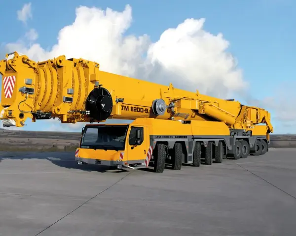 Potężny, żółty dźwig LTM 11200-9.1 o udźwigu 1200 ton, gotowy do pracy.