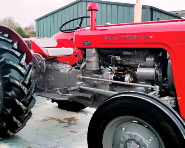 Odrestaurowany Massey Ferguson 35, klasyk z imponującymi danymi technicznymi, gotowy do pracy.