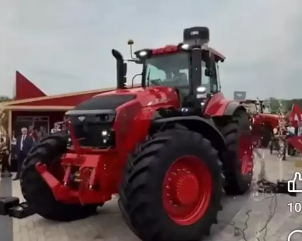 Czerwony traktor Fendt 1050, potężna maszyna rolnicza. Poznaj jego imponujące fendt 1050 dane techniczne.