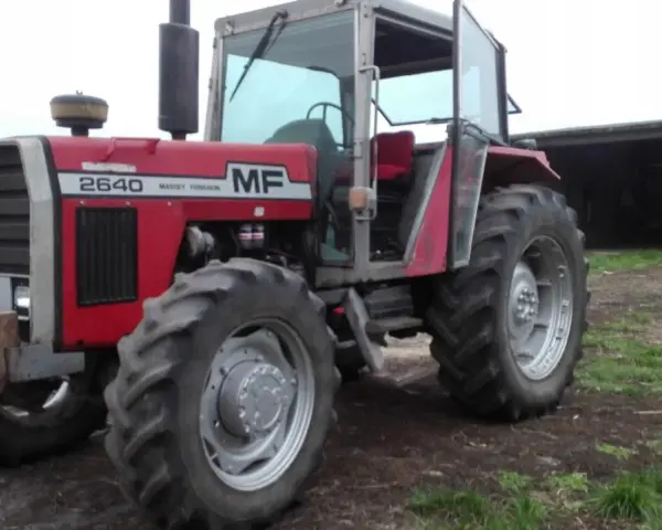 Czerwony traktor Massey Ferguson 2640, gotowy do pracy. Poznaj jego massey ferguson 2640 dane techniczne i możliwości.
