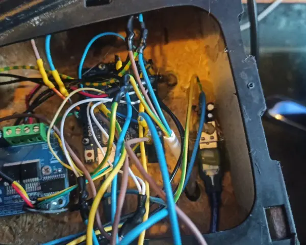 Układ elektroniczny z przewodami, potencjalnie do projektu jak zrobić EHR do ciągnika. Widać płytkę drukowaną i złącza.