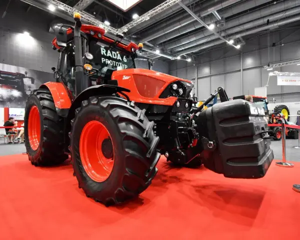 Czerwony prototyp ciągnika Zetor RADA 6 na targach. Poznaj zetor modele i moc, które zachwycają innowacyjnością i siłą.
