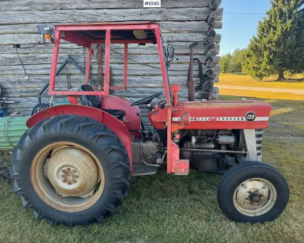 Czerwony ciągnik Massey Ferguson 3065, gotowy do pracy. Poznaj jego massey ferguson 3065 dane techniczne i możliwości.