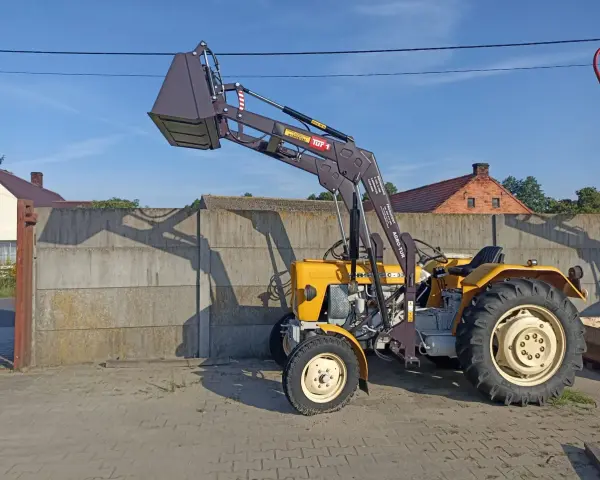 Żółty Ursus C-330 z ładowaczem czołowym Tur 1. Ciągnik waży ok. 1700 kg, a ładowacz udźwignie 700 kg.