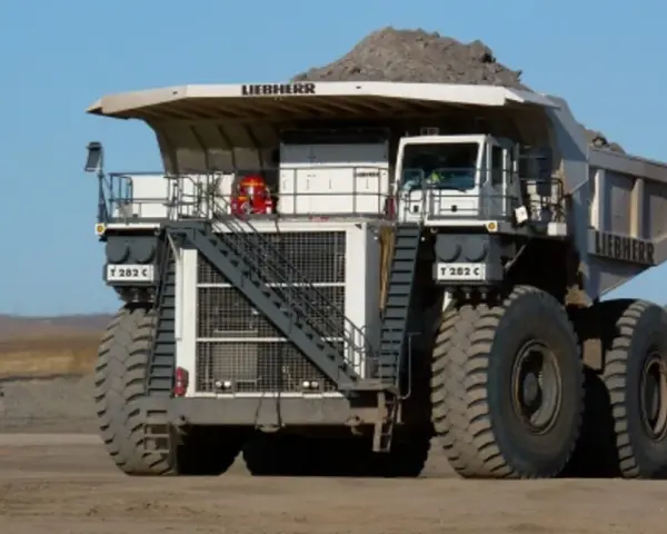 Ogromna kopalniana ciężarówka Liebherr T 282 C, największa maszyna na świecie, z pełnym ładunkiem ziemi.