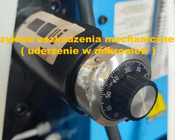 Widoczny przykład uszkodzenia mechanicznego maszyny – wgniecenia i zarysowania na obudowie mikrometru, świadczące o uderzeniu.