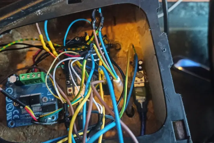 Układ elektroniczny z przewodami, potencjalnie do projektu jak zrobić EHR do ciągnika. Widać płytkę drukowaną i złącza.