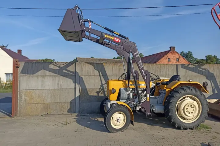 Żółty Ursus C-330 z ładowaczem czołowym Tur 1. Ciągnik waży ok. 1700 kg, a ładowacz udźwignie 700 kg.