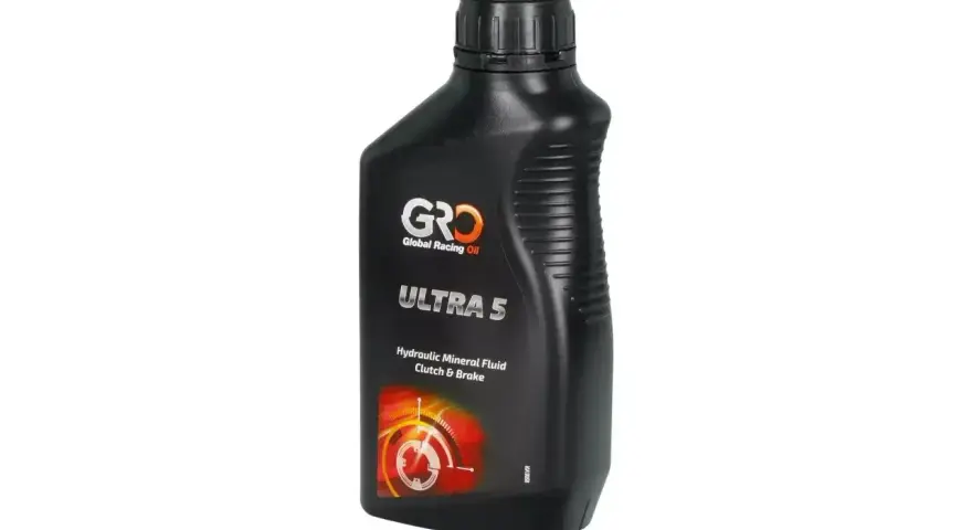 Czarny, profilowany kanister z olejem hydraulicznym GRD ULTRA 5. Różne rodzaje olejów hydraulicznych do hamulców i sprzęgieł.