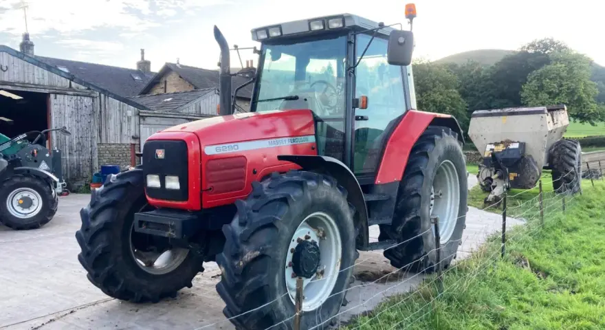 Czerwony Massey Ferguson 6290 gotowy do pracy. Dane techniczne tego ciągnika są imponujące, co widać po jego solidnej budowie.