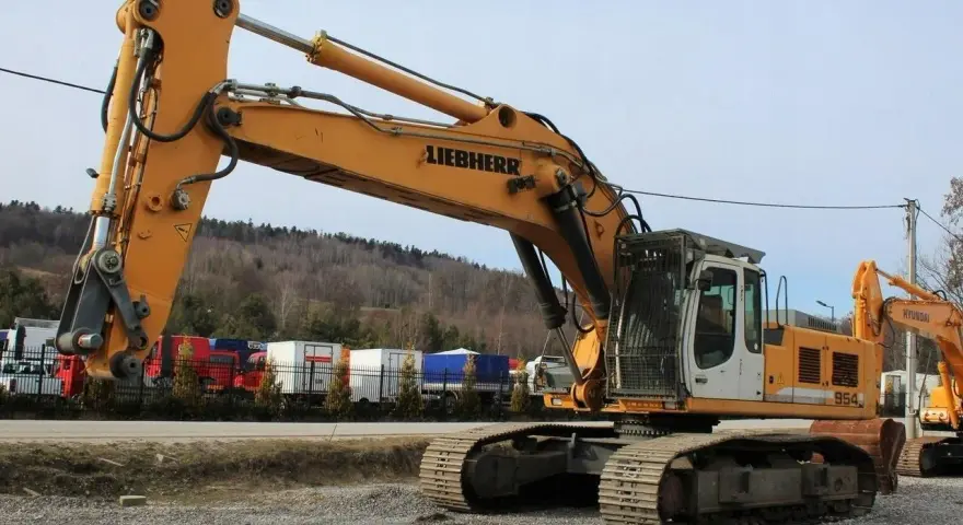 Potężna koparka Liebherr 954, ważąca 50 ton, gotowa do pracy na placu budowy.