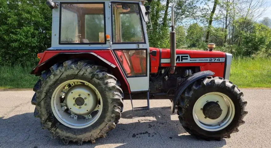 Czerwony traktor Massey Ferguson 274S, widok z boku. Poznaj mf 274 dane techniczne tego solidnego sprzętu rolniczego.