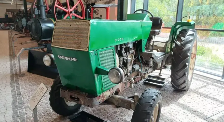 Zielony Ursus C-375, jeden z prototypów, prezentowany w muzeum.