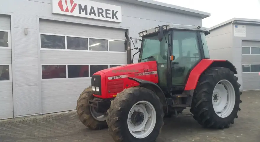 Czerwony traktor Massey Ferguson 6270, gotowy do pracy. Dane techniczne dostępne wkrótce.