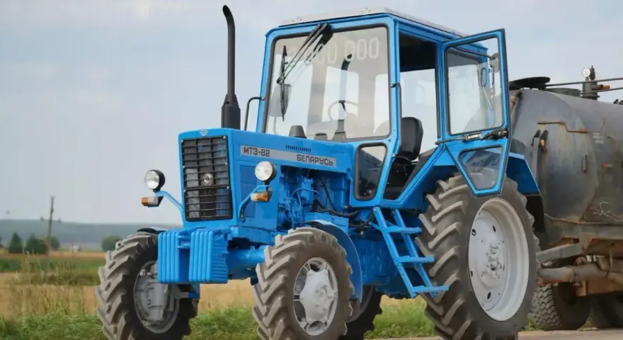 Niebieski ciągnik 4x4 MTZ-82 "Biełaruś" z otwartymi drzwiami, gotowy do pracy w polu. Idealny ciągnik 4x4 do 30 tys.
