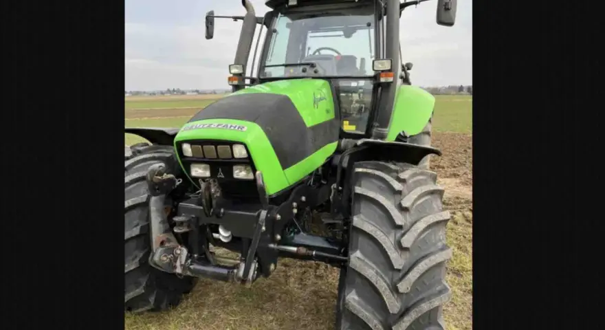 Zielony traktor Deutz-Fahr Agrotron 150, gotowy do pracy na polu. Poznaj jego deutz-fahr agrotron 150 dane techniczne.