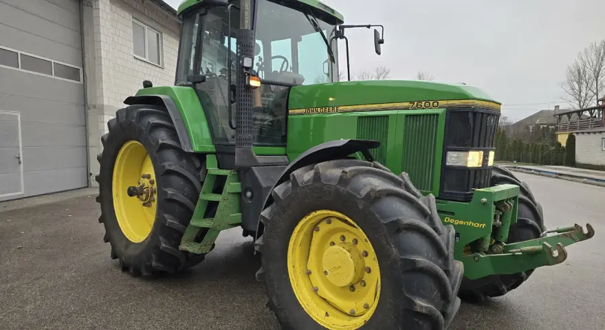 Zielony traktor John Deere 7600, gotowy do pracy. Dane techniczne tego modelu to potęga i niezawodność.