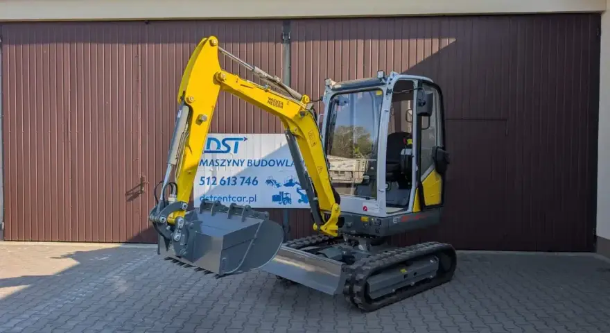 Żółta minikoparka Wacker Neuson. Dowiedz się, ile kosztuje godzina pracy minikoparki, wynajmując ją w DST Maszyny Budowlane.