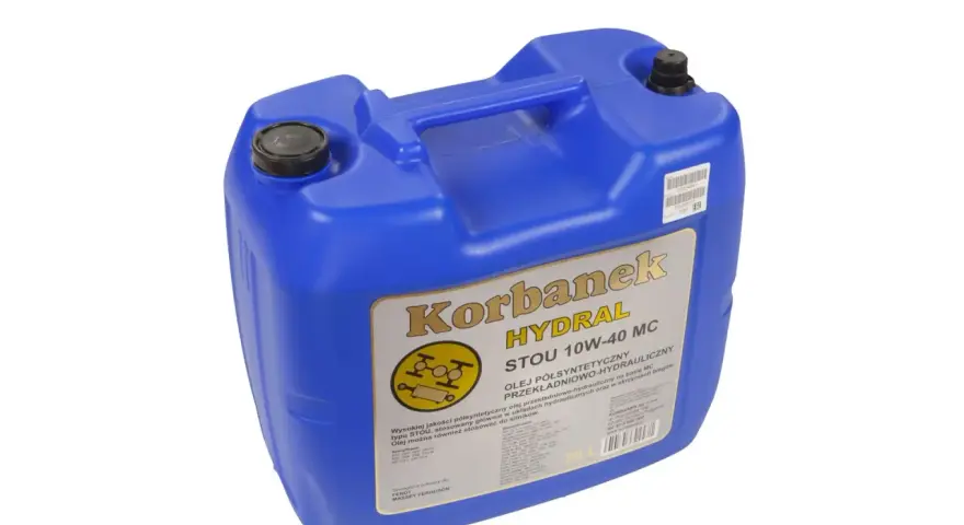 Niebieski kanister z olejem Korbanek HYDRAL STOU 10W-40 MC. Idealny olej do skrzyni biegów Massey Ferguson i układów hydraulicznych.