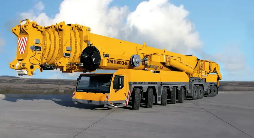 Potężny, żółty dźwig LTM 11200-9.1 o udźwigu 1200 ton, gotowy do pracy.
