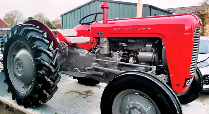 Odrestaurowany Massey Ferguson 35, klasyk z imponującymi danymi technicznymi, gotowy do pracy.
