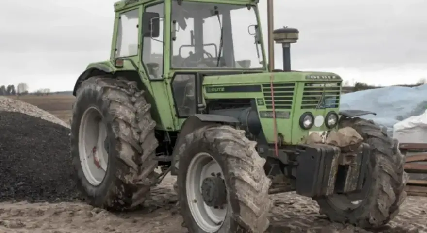 Zielony ciągnik Deutz, może być traktowany jako ciągnik bez prawa rejestracji, co to znaczy? To maszyna rolnicza, nie do ruchu po drogach publicznych.