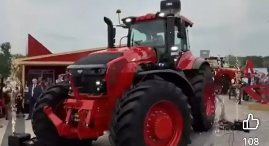Czerwony traktor Fendt 1050, potężna maszyna rolnicza. Poznaj jego imponujące fendt 1050 dane techniczne.