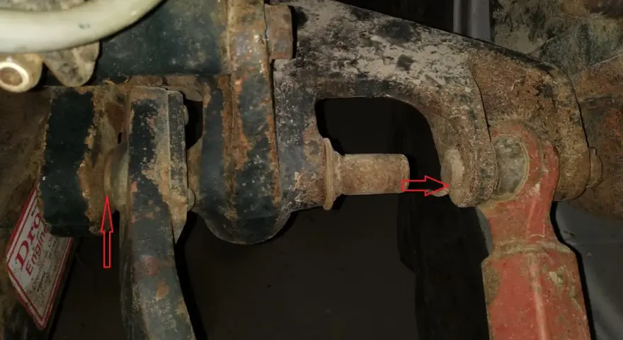 Zetor 7211: gdzie jest filtr hydrauliki? Widoczne elementy układu podnośnika, czerwone strzałki wskazują punkty mocowania.