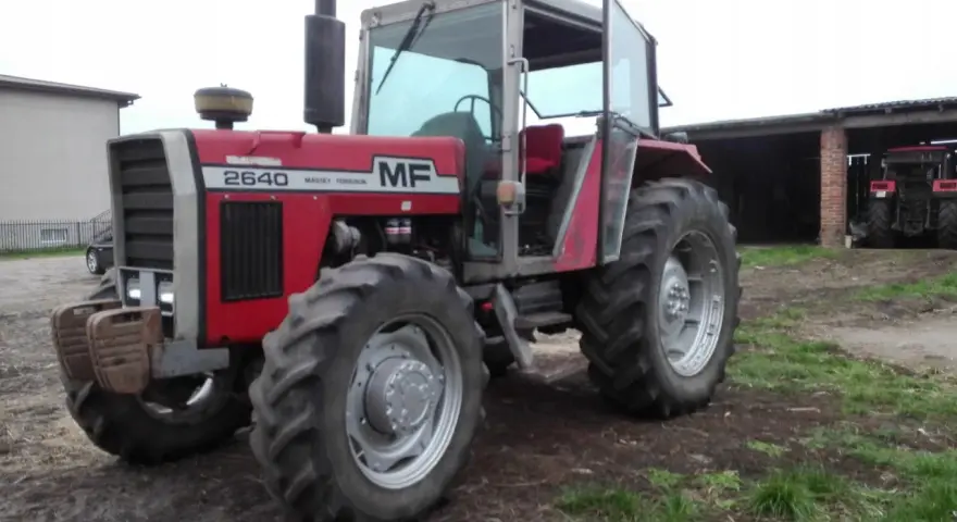 Czerwony traktor Massey Ferguson 2640, gotowy do pracy. Poznaj jego massey ferguson 2640 dane techniczne i możliwości.