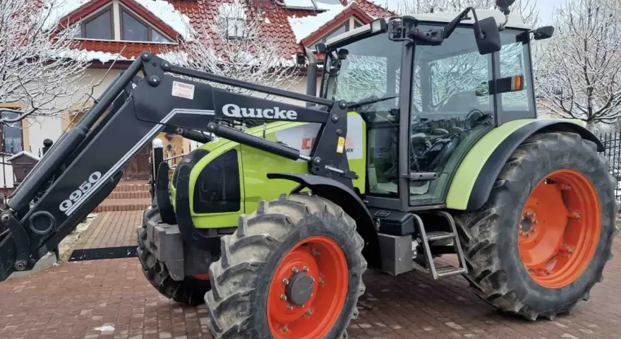 Claas Celtis 456 RX z ładowaczem Quicke. Dane techniczne tego wszechstronnego traktora są imponujące, idealny do prac polowych.